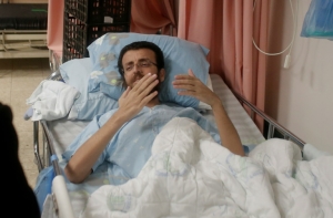 (5 fev) O jornalista palestino Mohammed al-Qiq no hospital de Afula, Israel