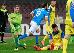 Gonzalo Higuain (C) comemora o gol que marcou contra o Chievo, em 5 de mar&ccedil;o, en N&aacute;poles