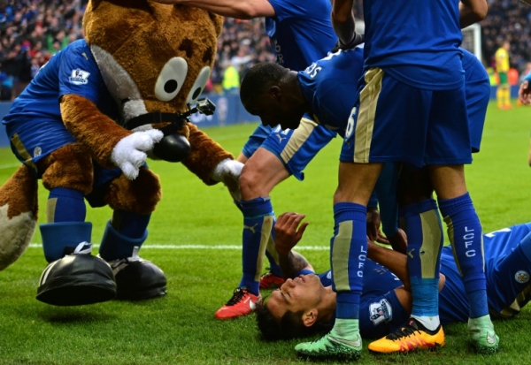 Jogadores do Leicester comemoram com o mascote da equipe o gol da vit&oacute;ria sobre o Norwich, 27 de fevereiro, 2016 em Leicester, Inglaterra