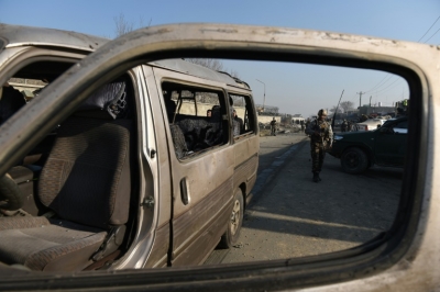 Membro de for&ccedil;a de seguran&ccedil;a afeg&atilde; examina o local alvo de atentado suicida pr&oacute;ximo ao aeroporto internacional de Cabul, em dezembro de 2015