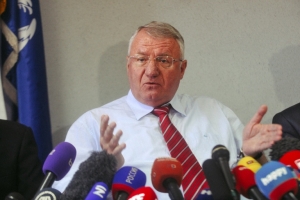(O Tribunal Penal Internacional para a ex-Iugosl&aacute;via (TPIY) vai apelar contra a absolvi&ccedil;&atilde;o do l&iacute;der nacionalista s&eacute;rvio Vojislav Seselj, anunciou nesta quarta-feira o promotor. &nbsp;