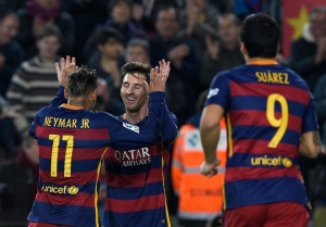 Os jogadores do Barcelona Neymar, Messi e Su&aacute;rez, comemoram gol durante partida contra o Valencia, em Barcelona, no dia 3 de fevereiro de 2016