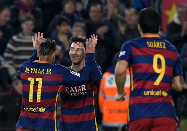 Os jogadores do Barcelona Neymar, Messi e Su&aacute;rez, comemoram gol durante partida contra o Valencia, em Barcelona, no dia 3 de fevereiro de 2016