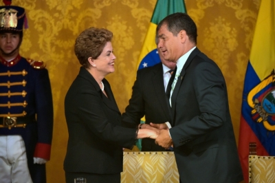Dilma Rousseff cumprimenta Rafael Correa em Quito em 26 de janeiro de 2016