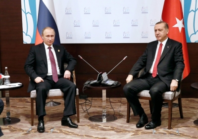 Presidente russo Vladimir Poutine (E) e seu colega turco Recep Tayyip Erdogan em reuni&atilde;o em Antalya, em 16 novembro de 2015