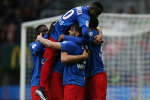 Caen's French forward Andy Delort (C) is congratulated by teamates after scoring a penalty kick during the French L1 football match between Caen (SM Caen) and Nice (OGC Nice) on January 31, 2016 at the Michel d'Ornano stadium in Caen. AFP PHOTO / CHARLY TRIBALLEAU