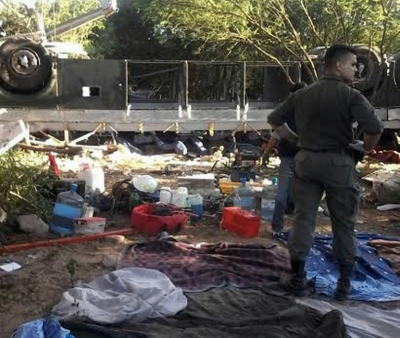 Quarenta e um policiais morreram e 10 foram hospitalizados na queda de um &ocirc;nibus em um barranco na regi&atilde;o norte da Argentina