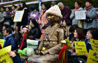 Manifestantes diante de monumento que recorda as "mulheres conforto" na Coreia do Sul; pa&iacute;s exige desculpas formais e uma indeniza&ccedil;&atilde;o do Jap&atilde;o