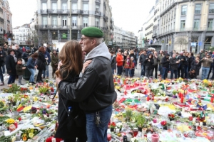 Um casal se abra&ccedil;a em meio a homenagem &agrave;s v&iacute;timas dos atentados da B&eacute;lgica, em Bruxelas, no dia 27 de mar&ccedil;o de 2016
