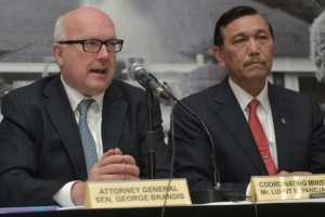 O ministro da Justi&ccedil;a da Austr&aacute;lia, George Brandis, participa de uma entrevista coletiva em Jacarta