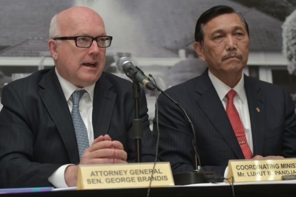 O ministro da Justi&ccedil;a da Austr&aacute;lia, George Brandis, participa de uma entrevista coletiva em Jacarta