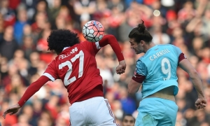 (Arquivo) O belga Marouane Fellaini (E), do Manchester United, e o ingl&ecirc;s Andy Carroll, do West Ham, diputam a bola durante partida em Manchester, Inglaterra, no dia 13 de mar&ccedil;o de 2016