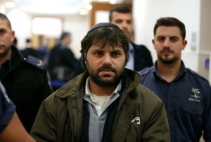 (Dezembro) O israelense Yosef Haim Ben-David &eacute; escoltado no tribunal em Jerusal&eacute;m