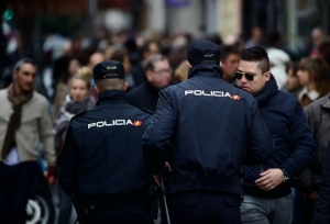 Pol&iacute;cia espanhola faz esquema de seguran&ccedil;a na pra&ccedil;a da Puerta del Sol, em Madri, em 31 de dezembro de 2015