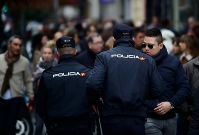 Pol&iacute;cia espanhola faz esquema de seguran&ccedil;a na pra&ccedil;a da Puerta del Sol, em Madri, em 31 de dezembro de 2015