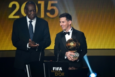 Lionel Messi recebe a Bola de Ouro da Fifa do presidente interino da institui&ccedil;&atilde;o, Issa Hayatou, em Zurique, no dia 11 de janeiro de 2016