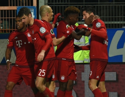 Jogadores do Bayern de Munique comemoram gol durante partida contra o Bochum, em Bochum, no dia 10 de fevereiro de 2016