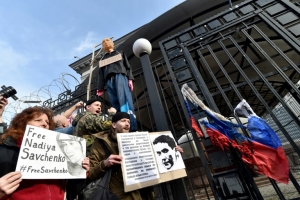 Manifestantes participam de ato em frente &agrave; embaixada russa em Kiev, em 6 de mar&ccedil;o de 2016