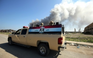 Soldados iraquianos patrulham local do ataque reivindicado pelo grupo Estado Isl&acirc;mico, em Bagd&aacute;, em 29 de fevereiro de 2016