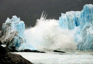 Um arco da geleira Perito Moreno se rompe, no Parque Nacional Los Glaciares, na regi&atilde;o da Patag&ocirc;nia Argentina, em 10 de mar&ccedil;o de 2016