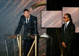 Sem surpresas, o sueco Zlatan Ibrahimovic foi eleito neste domingo o melhor jogador do Campeonato Franc&ecirc;s, gra&ccedil;as aos seus 35 gols e 13 assist&ecirc;ncias, fundamentais na conquista do tetracampeonato do Paris Saint-Germain