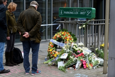 Pessoas observam flores deixadas pr&oacute;ximo &agrave; esta&ccedil;&atilde;o de metro Maalbeek, em Bruxelas, no dia 23 de mar&ccedil;o de 2016
