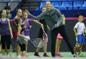Maria Sharapova brinca com crian&ccedil;a antes do confronto de fed Cup entre R&uacute;ssia e Holanda, em 5 de fevereiro, em Moscou