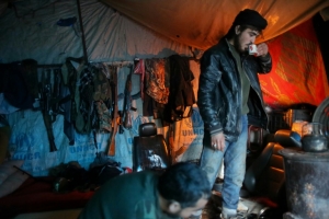 (2014) Combatentes opositores do grupo Ahrar al-Sham descansam em uma tenda, na regi&atilde;o s&iacute;ria de Handarat