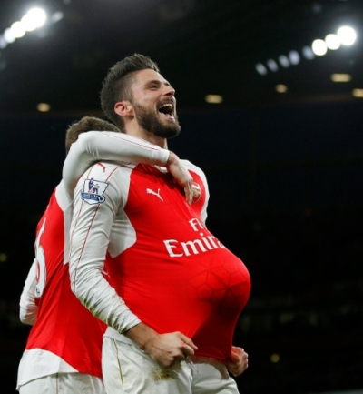 Arsenal's French striker Olivier Giroud celebrates scoring his team's second goal during of the English Premier League football match between Arsenal and Sunderland at the Emirates Stadium in London on December 5, 2015. AFP PHOTO / IKIMAGES RESTRICTED TO EDITORIAL USE. No use with unauthorized audio, video, data, fixture lists, club/league logos or 'live' services. Online in-match use limited to 75 images, no video emulation. No use in betting, games or single club/league/player publications.