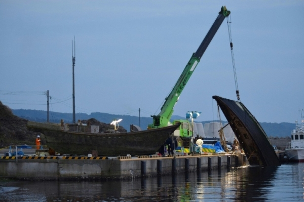 (Novembro) Barco de madeira &eacute; resgatado na cidade de Wajima