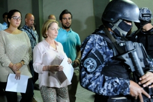 O ex-presidente salvadorenho Francisco Flores, de 56 anos, acusado de crimes de corrup&ccedil;&atilde;o, morreu no s&aacute;bado &agrave; noite ap&oacute;s permanecer quase uma semana em coma, informaram fontes de seu partido pol&iacute;tico.