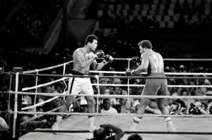 Ali (E) na luta contra Foreman (D) conhecida como 'Rumble in the Jungle', em 30 de outubro de 1974, em Kinshasa