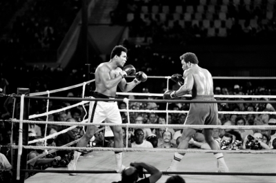 Ali (E) na luta contra Foreman (D) conhecida como 'Rumble in the Jungle', em 30 de outubro de 1974, em Kinshasa