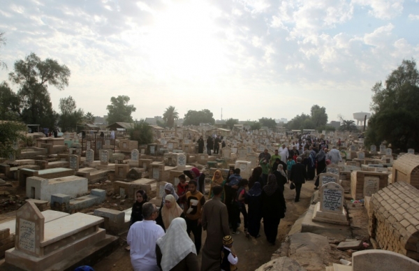 (Arquivo) O cemit&eacute;rio Al-Ghazali de Bagd&aacute;, no dia 26 de outubro de 2012. Cinco pessoas morreram nesta quinta-feira na explos&atilde;o de uma bomba enquanto acompanhavam um funeral em um cemit&eacute;rio ao sul de Bagd&aacute;, anunciou o minist&eacute;rio iraquiano do Interior