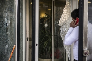 Marcas de bala ap&oacute;s atentado a hotel reivindicado pelo grupo Estado Isl&acirc;mico, no Cairo, no dia 7 de janeiro de 2016