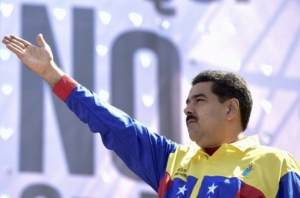 Maduro cumprimenta multid&atilde;o em manifesta&ccedil;&atilde;o em Caracas, em 12 de mar&ccedil;o de 2016