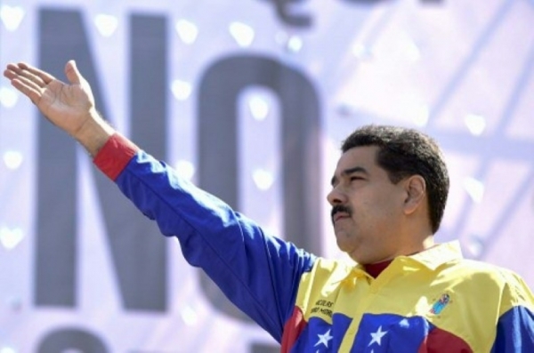 Maduro cumprimenta multid&atilde;o em manifesta&ccedil;&atilde;o em Caracas, em 12 de mar&ccedil;o de 2016