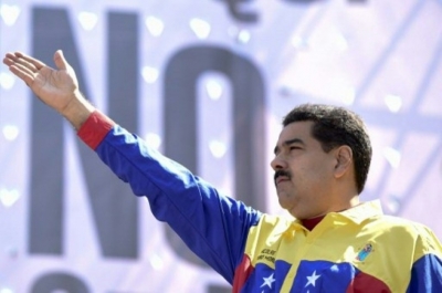 Maduro cumprimenta multid&atilde;o em manifesta&ccedil;&atilde;o em Caracas, em 12 de mar&ccedil;o de 2016