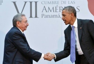 O presidente americano, Barack Obama, cumprimenta seu hom&oacute;logo cubano, Ra&uacute;l Castro, na VII C&uacute;pula das Am&eacute;ricas, na Cidade do Panam&aacute;, em 11 de abril de 2015