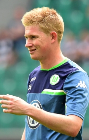Wolfsburg's Belgian midfielder Kevin De Bruyne warms up prior to the German first division Bundesliga football match VfL Wolfsburg vs Eintracht Frankfurt in Wolfsburg, northern Germany, on August 16, 2015. AFP PHOTO / JOHN MACDOUGALL RESTRICTIONS: DURING MATCH TIME: DFL RULES TO LIMIT THE ONLINE USAGE TO 15 PICTURES PER MATCH AND FORBID IMAGE SEQUENCES TO SIMULATE VIDEO. == RESTRICTED TO EDITORIAL USE == FOR FURTHER QUERIES PLEASE CONTACT DFL DIRECTLY AT + 49 69 650050.