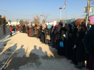 S&iacute;rios aguardam para receber ajuda humanit&aacute;ria, em Moadamiyet al-Sham, sub&uacute;rbio de Damasco, no dia 3 de fevereiro de 2016