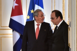 O presidente cubano, Ra&uacute;l Castro (E), e o presidente franc&ecirc;s, Fran&ccedil;ois Hollande, em Paris, no dia 1&ordm; de fevereiro de 2016
