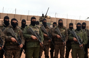 (Arquivo) Membros das for&ccedil;as militares e de seguran&ccedil;a da Tun&iacute;sia s&atilde;o vistos na regi&atilde;o de Ben Guerdane, pr&oacute;ximo &agrave; fronteira com a L&iacute;bia, em 6 de fevereiro de 2016