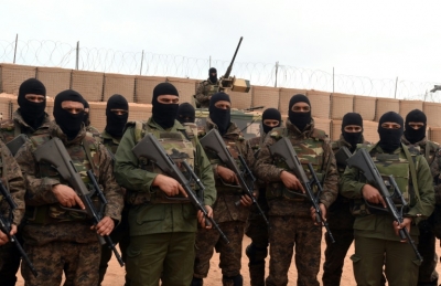 (Arquivo) Membros das for&ccedil;as militares e de seguran&ccedil;a da Tun&iacute;sia s&atilde;o vistos na regi&atilde;o de Ben Guerdane, pr&oacute;ximo &agrave; fronteira com a L&iacute;bia, em 6 de fevereiro de 2016