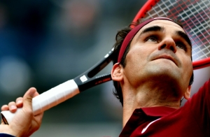 O su&iacute;&ccedil;o Roger Federer, n&uacute;mero dois do mundo, derrotou em seu retorno &agrave;s quadras o jovem alem&atilde;o Alexander Zverev (N.44) por 2-0 (6-3, 7-5), na segunda rodada do torneio Masters 1000 de Roma