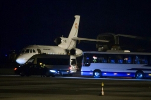 Avi&atilde;o Falcon 900, da For&ccedil;a A&eacute;rea su&iacute;&ccedil;a, no aeroporto de Genebra, em 17 de janeiro de 2016