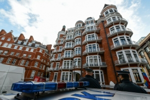 Policiais montam guarda em frente &agrave; embaixada do Equador em Londres, onde Assange se refugia