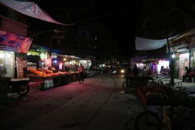 S&iacute;rios caminham em mercado na cidade de Aleppo, no dia mais "tranquilo" desde o in&iacute;cio da tr&eacute;gua, em 6 de mar&ccedil;o de 2016