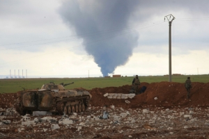 (Arquivo) Fuma&ccedil;a &eacute; vista ap&oacute;s ataque a&eacute;reo, em Al-Bab, S&iacute;ria, no dia 24 de janeiro de 2016