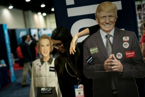Mulher posa junto a imagem de Donald Trump, em 4 de mar&ccedil;o de 2016 em Oxon Hill, Maryland